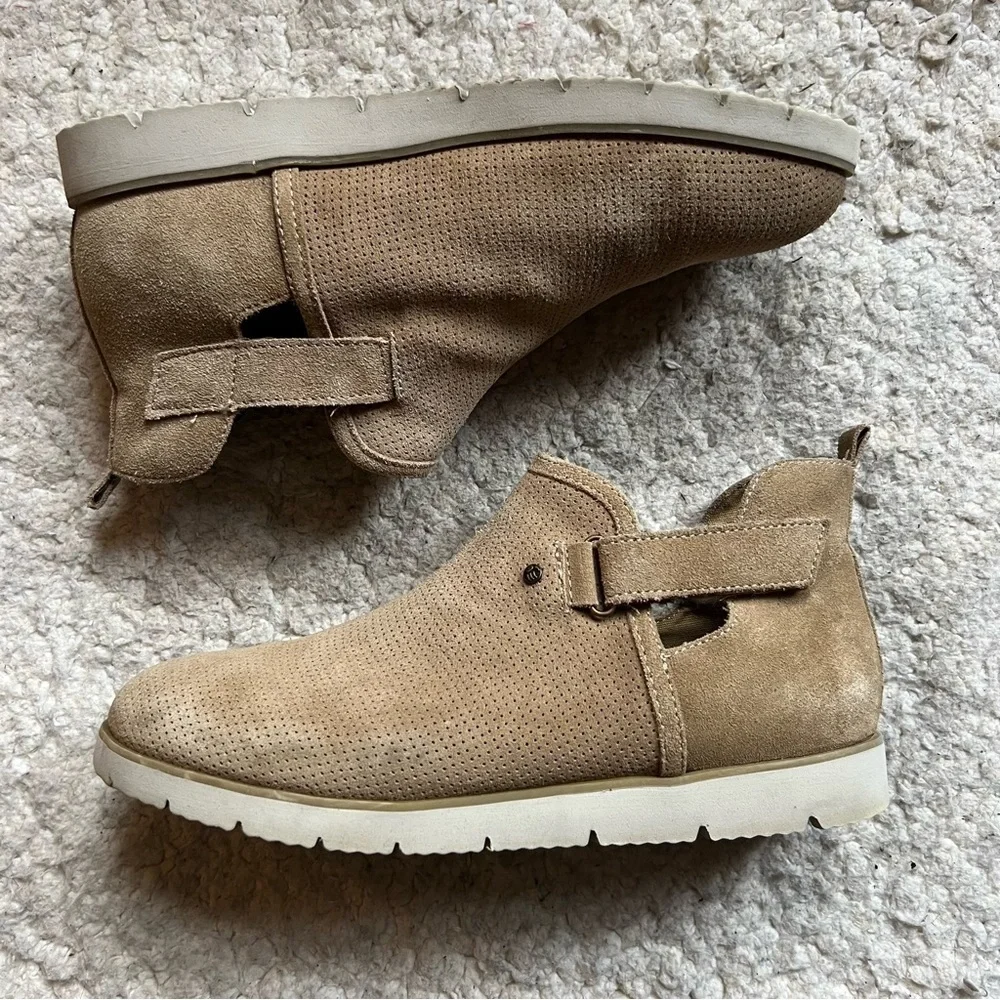 Bearpaw: NeverWet Tan Suede Zoe Slim Wedge Hook and Loop Booties Size 10
